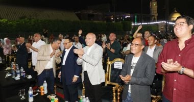 محافظ القاهرة يشارك المواطنين فرحة تأهل المنتخب إلى دور الـ16 بكأس العالم