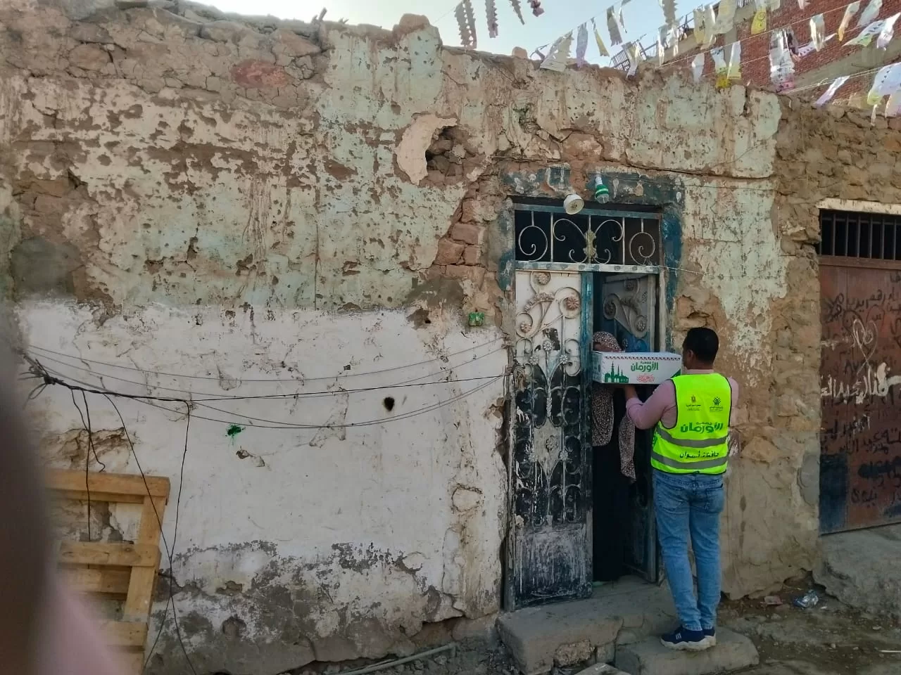 توزيع 275 كرتونة مواد غذائية للأولي بالرعاية بعدد (5) قري بمركز إدفو