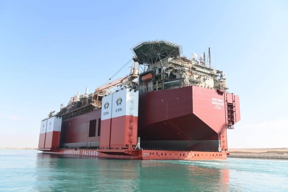 سفينة الغطس "هوا روي لونغ" تعبر قناة السويس ضمن قافلة الجنوب متجهة إلى الدنمارك