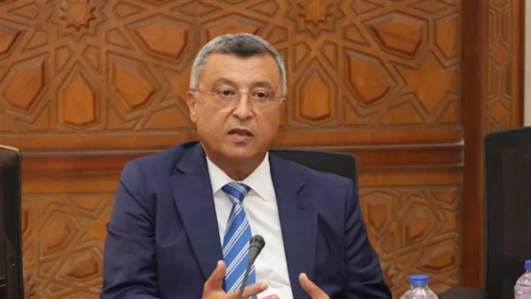 أسامة كمال: إيران لا تستطيع وقف الإنتاج وتعتمد على أسطول الظل لنقل الب