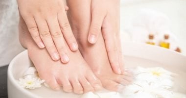 وصفات طبيعية لتفتيح القدمين بمكونات متوفرة فى بيتك وخطوات سهلة