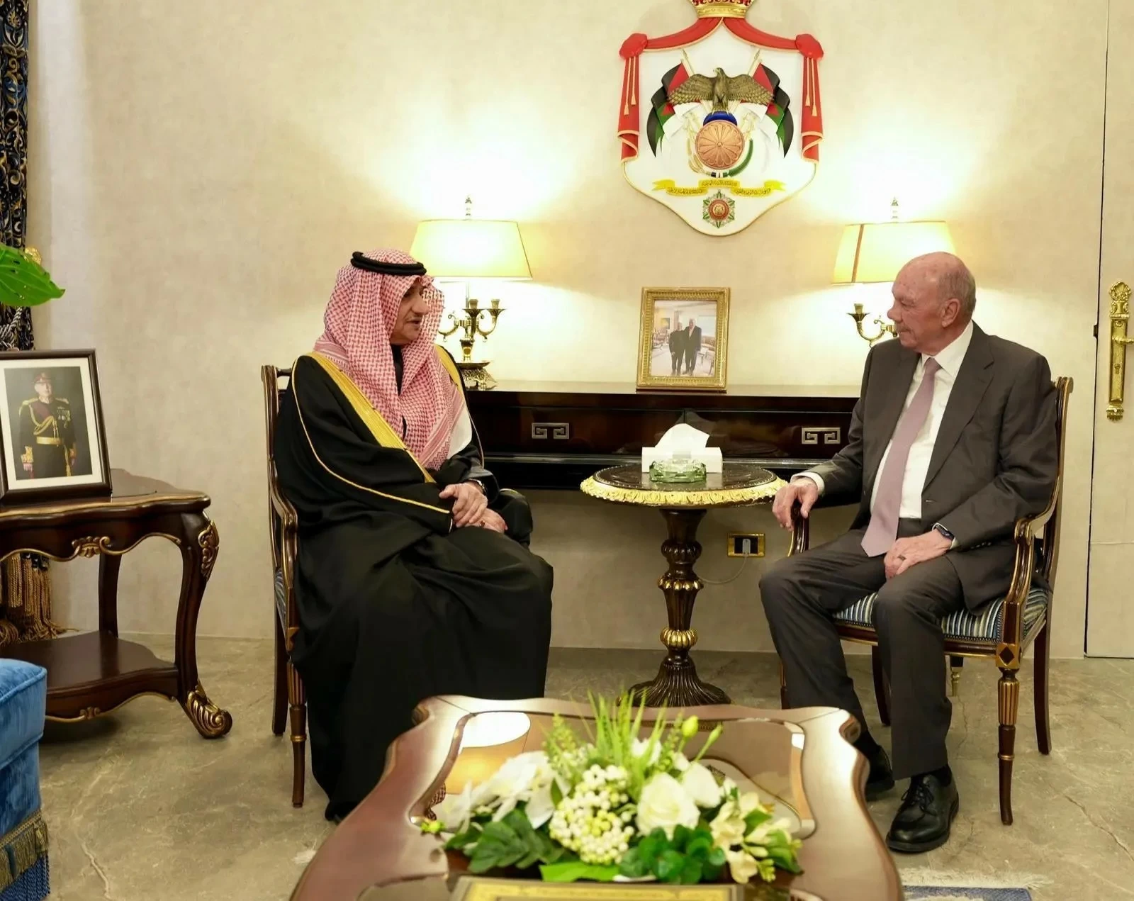 الأمير منصور بن خالد يلتقي رئيس مجلس الأعيان الأردني
