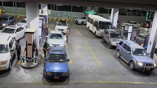 ازدحام كبير على محطات الوقود في العقبة بعد رفع الأسعار