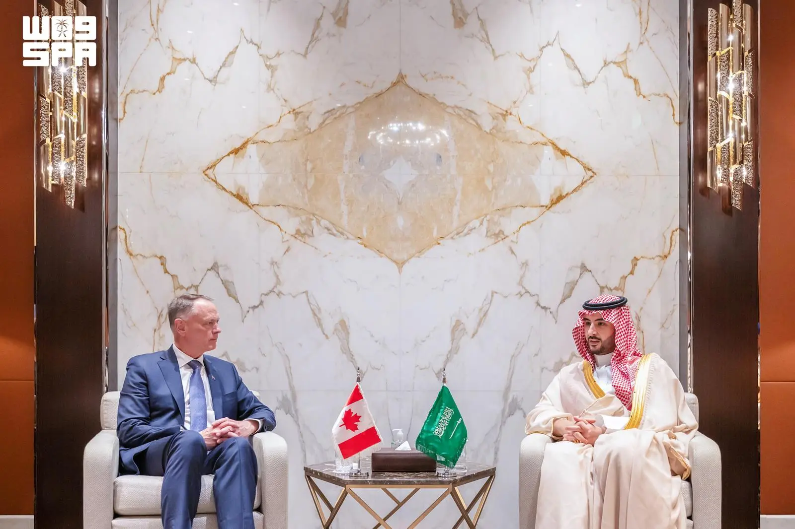 خالد بن سلمان يستعرض مجالات التعاون الدفاعي والعسكري مع وزير الدفاع الوطني الكندي