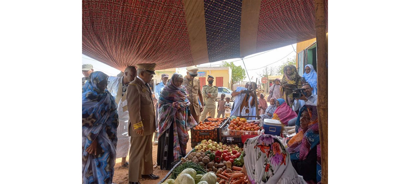 والي لعصابه يتفقد نقاط بيع الخضروات المدعومة في كيفه