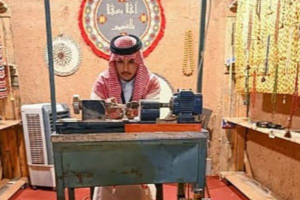 خراطة السبح اليدوية.. فنٌّ تراثيٌّ أصيل لازال حاضرا