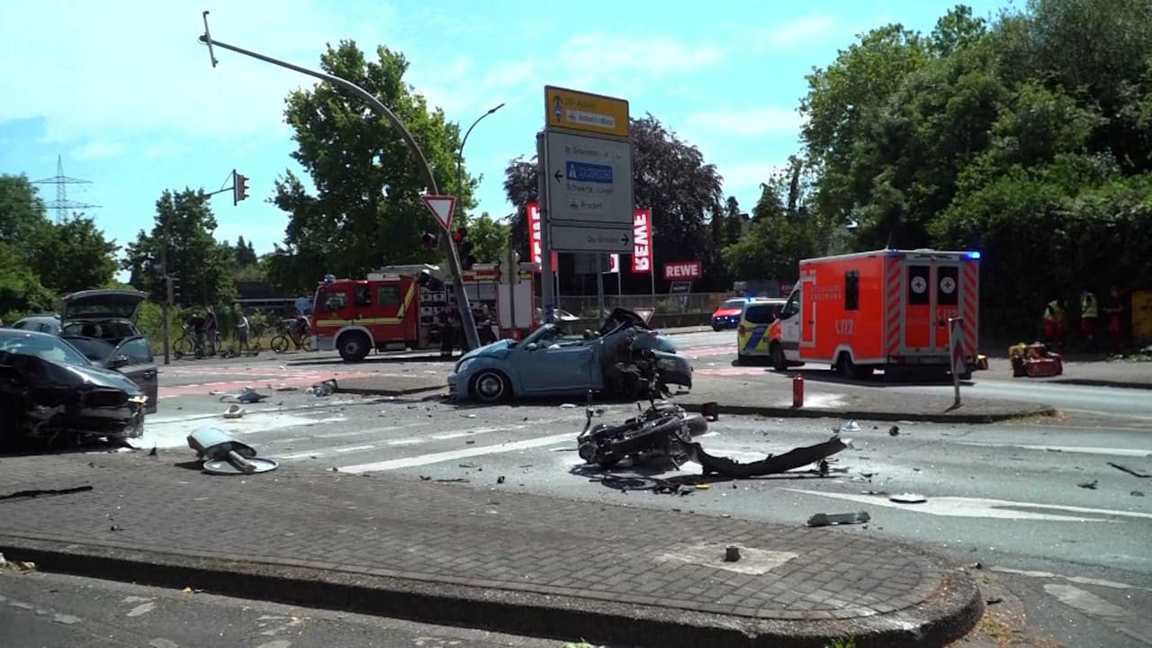مصرع امرأة في حادث مروع بعد اصطدام سيارة BMW بسيارة ودراجة نارية في ألمانيا