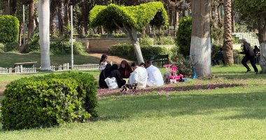 العائلات تفترش المساحات الخضراء بالحديقة الدولية احتفالًا بعيد الأضحى