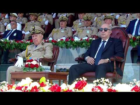 الأكاديمية تؤدي القسم الأعظم أمام السيد رئيس الجمهورية قبل أن يشرع في تقليد الرتب للمتخرجين