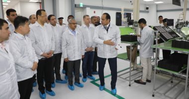 وزير الاتصالات ومحافظ بني سويف يتفقدان مصنع الإلكترونيات التابلت والموبايل
