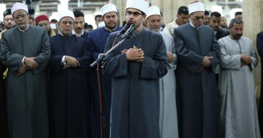 "النابغة" عبد الله عمار الطالب الأزهري بكلية أصول الدين يؤم المصلين بالجامع الأزهر