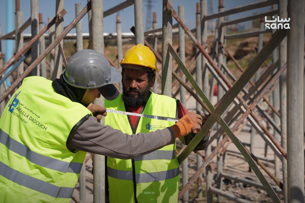 تسارع أعمال تأهيل جسر مدخل الرستن في ريف حمص لإعادته إلى الخدمة