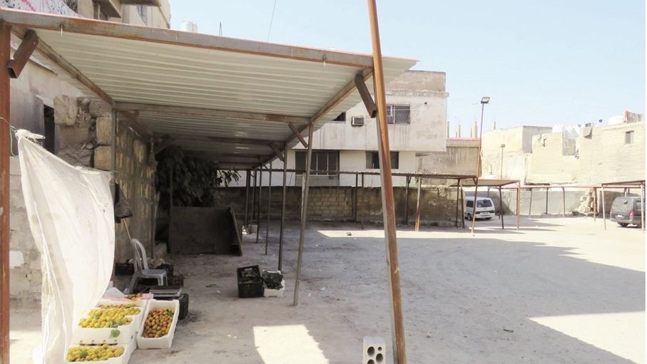 السوق الشعبي بجرش.. "هجرة عكسية" إلى الشوارع وسط فشل الحلول المؤقتة