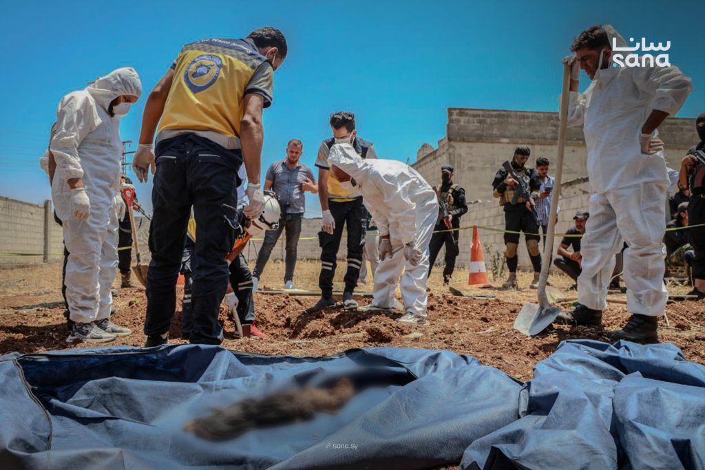 العثور على مقبرة جماعية قرب موقع للنظام البائد بريف درعا تضم رفات 11 شخصاً