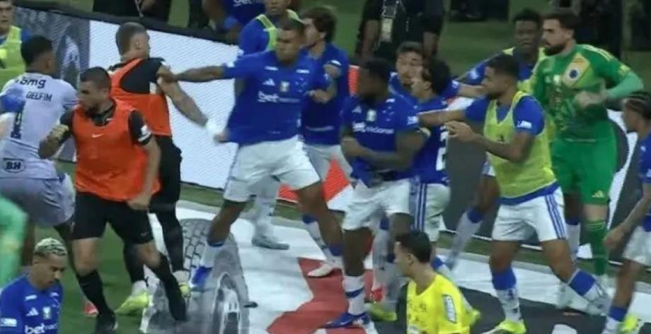 فيديو .. طرد 23 لاعبا في مباراة ضمن الدوري البرازيلي