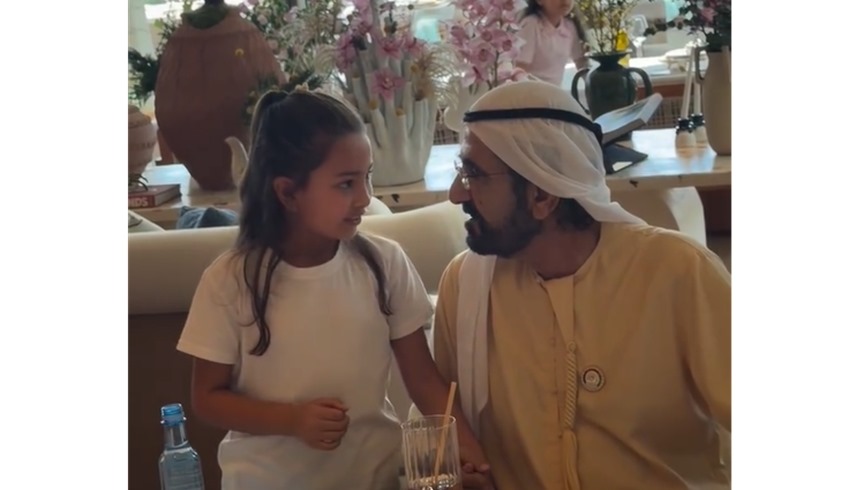 لقطة أبوية حانية.. محمد بن راشد في لقاء عفوي مع طفلة