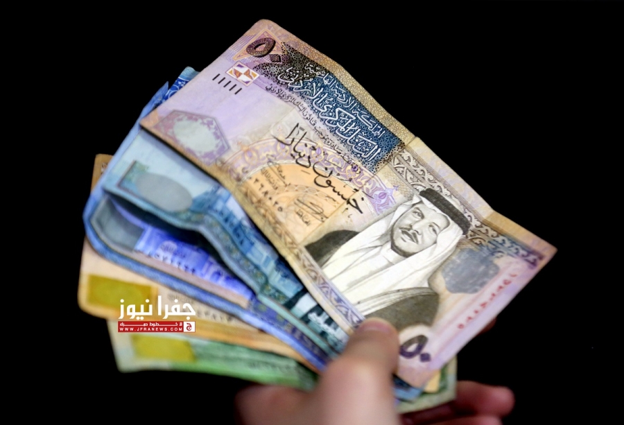 "العيدية".. تعزز التواصل وترسم البهجة