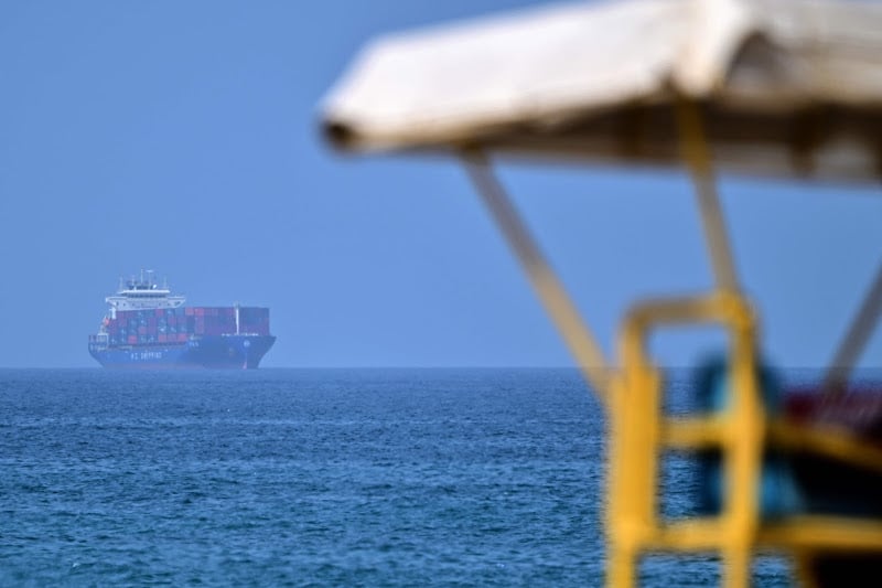 إيران تتوعد بإغلاق "مضيق هرمز"