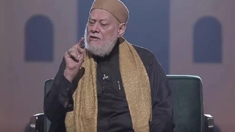 علي جمعة يوضح حكم زيارة المرأة القبور وأضرحة الأولياء والصالحين