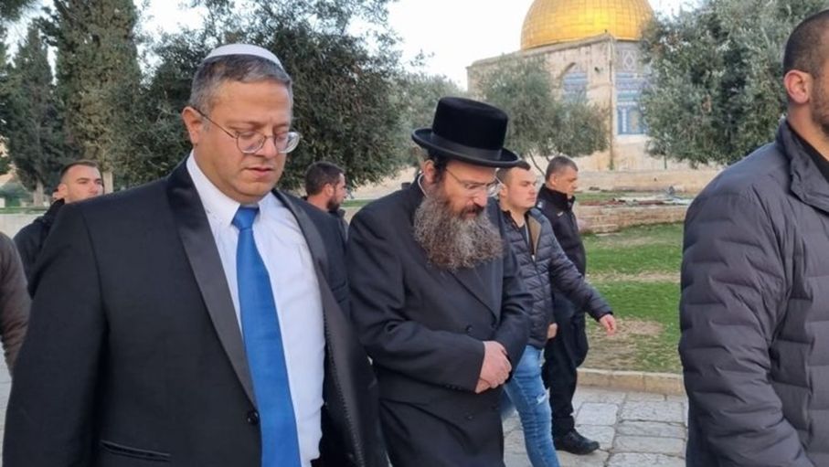 بن غفير ومجموعة من المستعمرين يقتحمون المسجد الأقصى