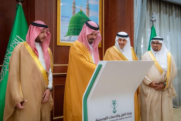 أمير المدينة يدشن 10 مشروعات طرق ويطلق حملة "طرق متميزة آمنة"