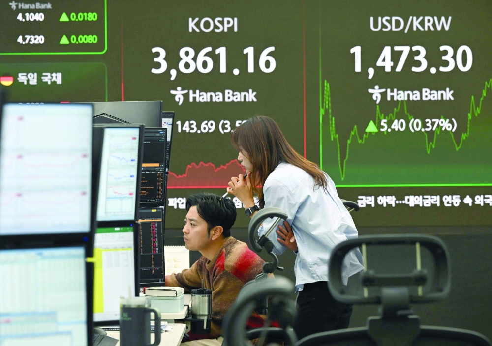 تباين مؤشرات الأسهم العالمية مع تجاوز سعر النفط 100 دولار