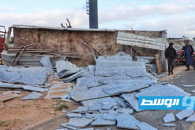 انقلاب شاحنة رخام بطريق المطار في طرابلس