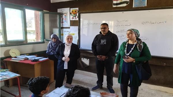 مدير "تعليم القاهرة" تتفقد مدرسة التونسي الرسمية للغات.. وتشدد على الحضور والانضباط