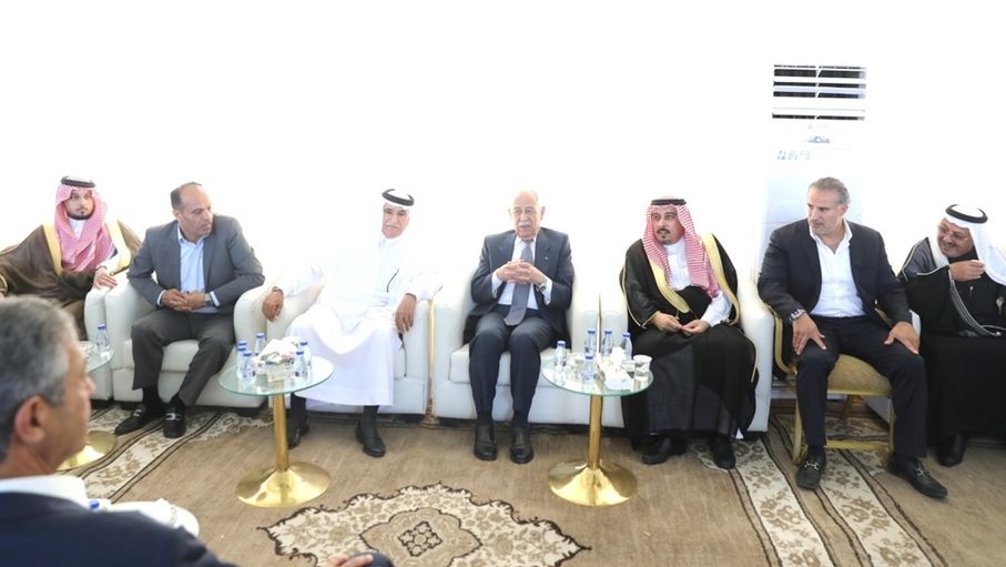 مندوبا عن الملك وولي العهد.. العيسوي يعزي عشيرة الفايز