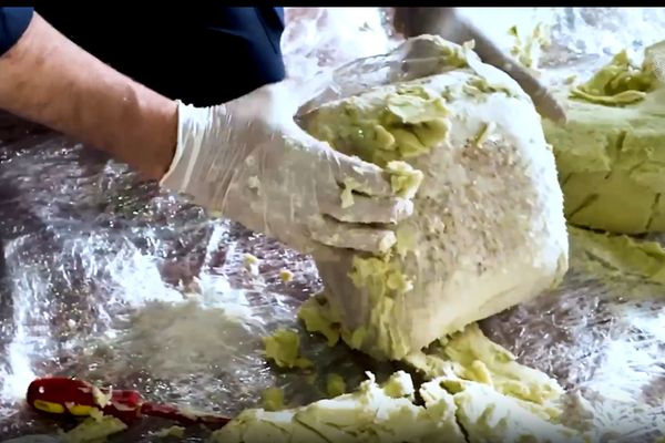 إحباط تهريب نحو 3 ملايين حبة "إمفيتامين" مُخبأة في إرسالية "زبدة الشيا" بميناء جدة الإسلامي