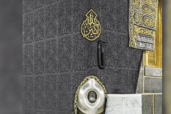 الحجر الأسود ومقام إبراهيم ياقوتتان من الجنة