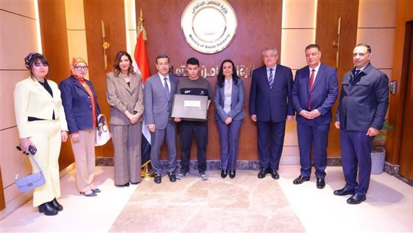 وزيرة التضامن توزع 50 لاب توب ناطق على طلاب من ذوي الاعاقة بجامعة عين شمس
