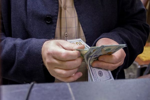 أمريكا توقف شحنات الدولار للعراق