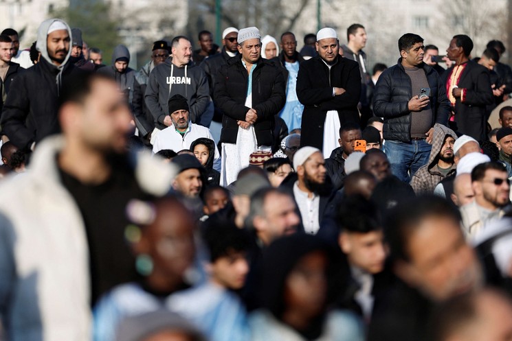 لوبارزين: مخاطر “إرهابية”.. قلق لدى المسلمين بفرنسا عشية عيد الأضحى