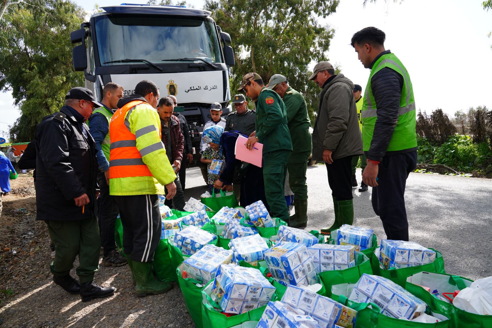 سلطات القصر الكبير تشرع في توزيع مساعدات غذائية لدعم العائدين إلى منازلهم