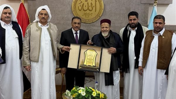 قيادات مطروح تكرّم اللواء خالد شعيب بدرع الوفاء عقب انتهاء مهامه محافظاً للإقليم