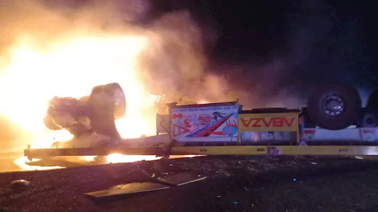 إصابة شخصين في انقلاب واشتعال شاحنة بطريق جنيفة بالسويس
