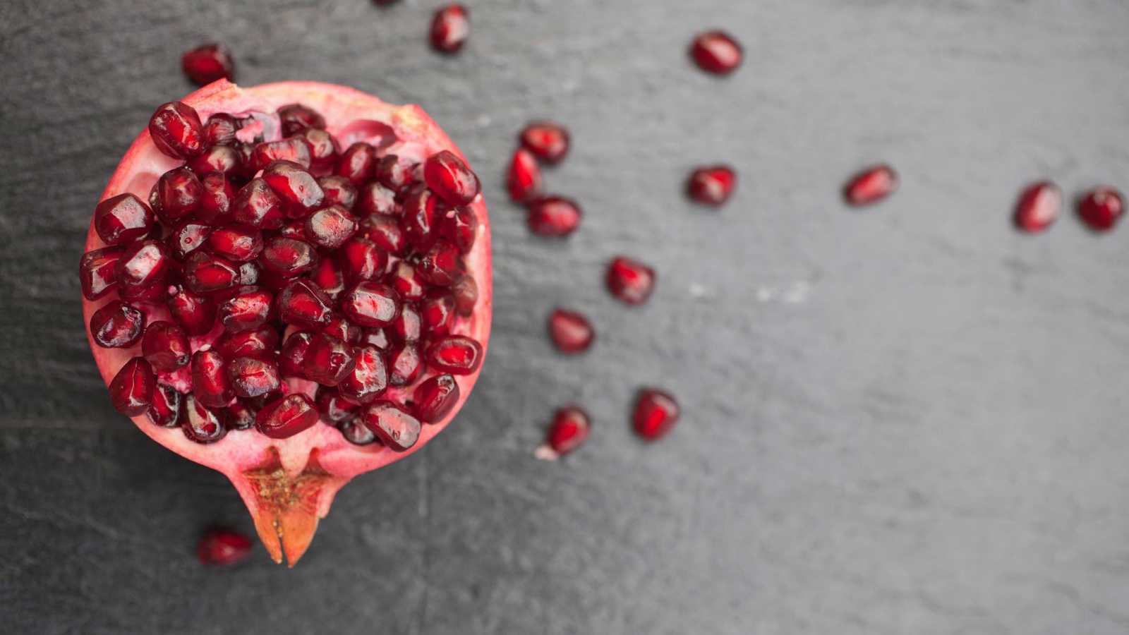 خبراء يحسمون الجدل حول تناول الرمان على معدة فارغة