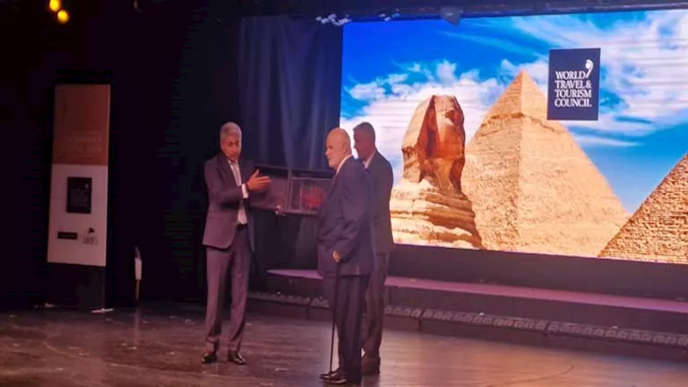 وزير الآثار يهدي رئيس "العالمي للسياحة" مستنسخًا من مركب خوفو
