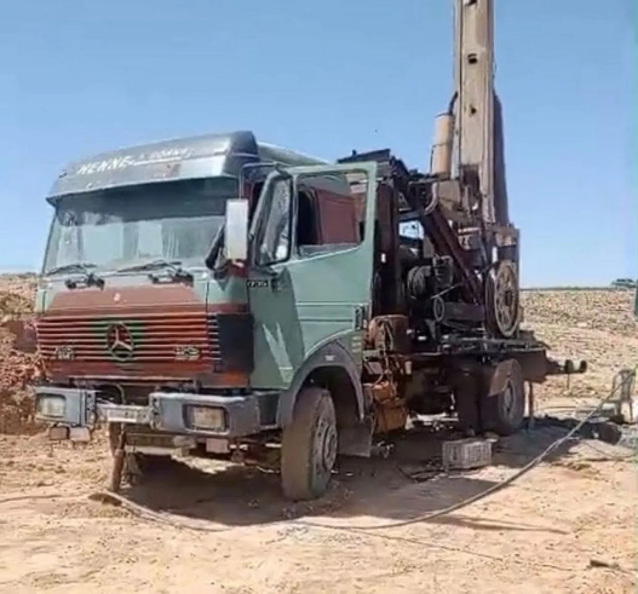 ضبط حفارة مخالفة وردم بئر غير مرخص في معان