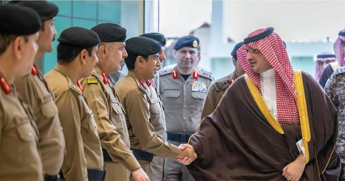 وزير الداخلية يقف على سير عمل مركز القيادة والسيطرة لأمن الحج