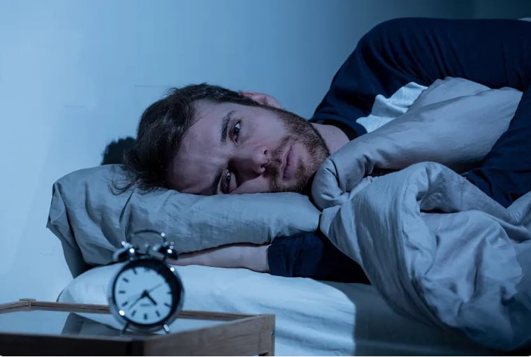 الصيام ليس سببا.. العادات الحديثة تسرق نومنا في رمضان