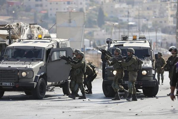الاحتلالُ الإسرائيلي يعتقل عددًا من الفلسطينيين في الضفة الغربية