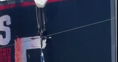 مظلى يعلق بشاشة عرض فى ملعب أمريكى قبل مباراة جامعية
