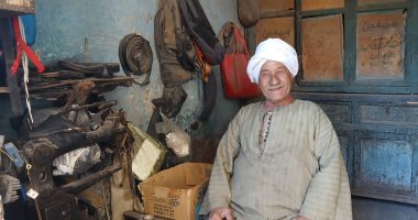 نصف قرن بين الخيط والإبرة.. حكاية العم شعبان مصلح الأحذية بقنا