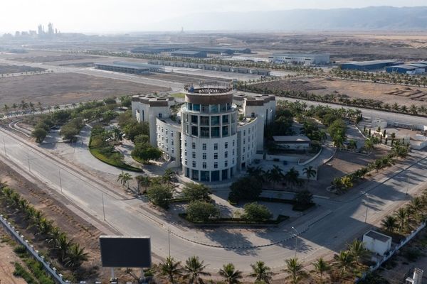 المنطقة الحرة بصلالة تسجل نموًّا في الطلب على المستودعات والوحدات الصناعية الجاهزة