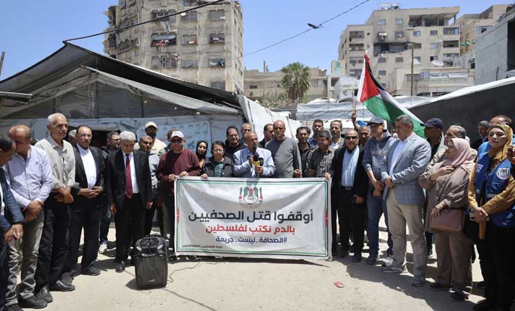 يوم الصحافة.. وقفة في غزة تدعو لحماية الصحافيين وإنهاء “إبادة” إسرائيل لهم- (صور)
