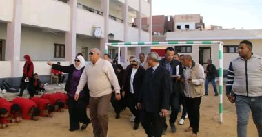محافظ الوادي الجديد يتابع أعمال الصيانة والتطوير بمدرسة ناصر بالخارجة
