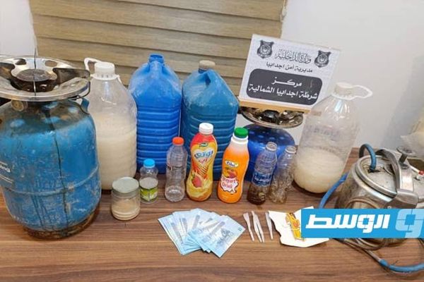 ضبط ثلاثة متورطين في تصنيع وتعاطي الخمور بأجدابيا