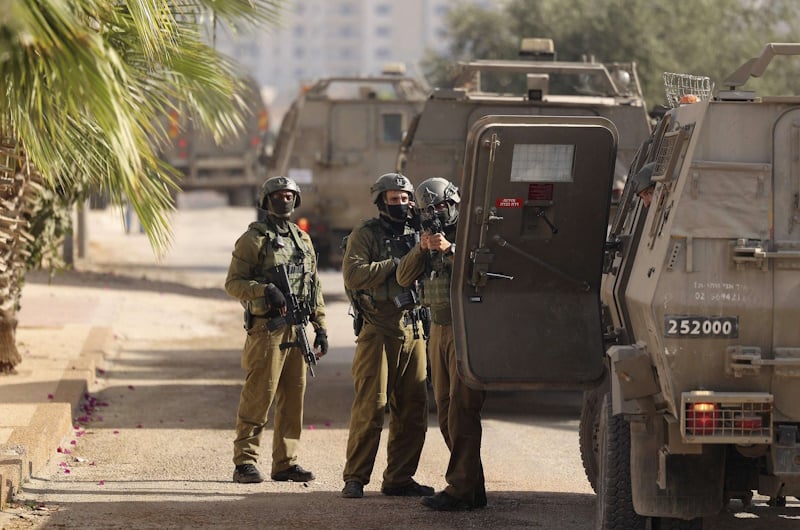 استشهاد فلسطيني وإصابة جنديين إسرائيليين في عملية طعن بالضفة